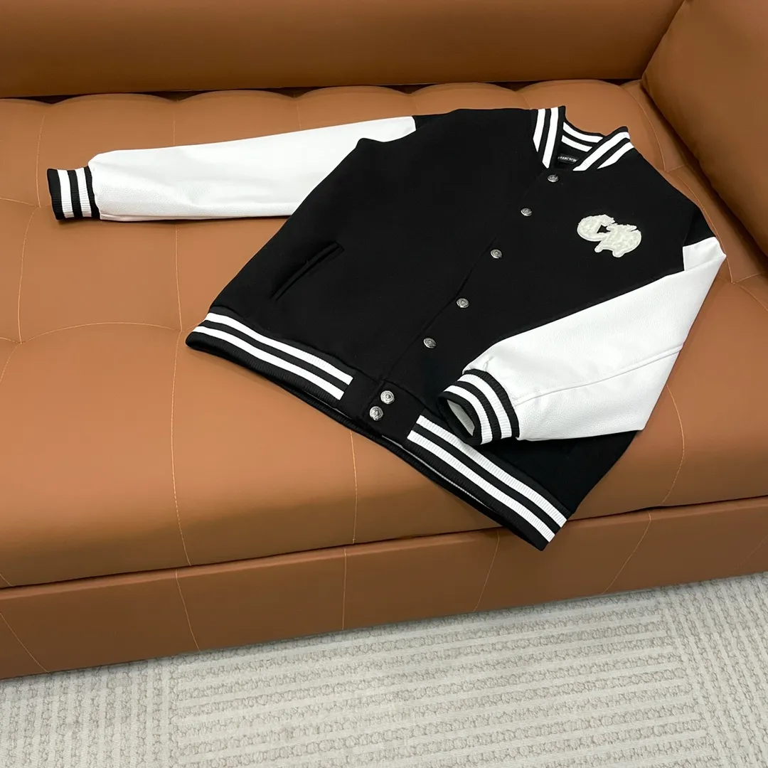 🅿️410 CH➡️Cro Xin 2024ss runway style baseball jacket. I ordered the original model and it took a month to finally ship. I love it so much. The upper body is really cool. A Douyin blogger said that this year's new jacket will become a future trend. If you look through street photos, you will find that celebrities regard it as a collectible jacket, a must-have item for men and women who want light luxury for commuting. Developing the highest version on the entire network, it took 1 month to customize and the cost was extremely high. The German imported flat-machine made custom-woven wool jacquard threads, using the first layer of imported lambskin. The pleated texture is unparalleled. It is hand-cut and meticulously crafted. The stitching position is very technical. Whether the whole garment is good or not depends on this position. Top-notch workmanship and details can stand the test. A full set of customized accessories, the letters are clear and perfectly restored without any difference. High-end atmosphere and full grade! The entire dress is exclusively customized with heavy craftsmanship. The towel patch embroidery is perfectly combined with craft embroidery and precise stitching! Absolute craftsmanship quality!